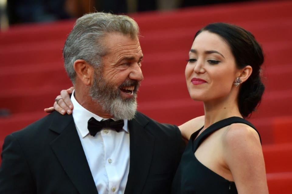 Κάννες: Ο Μελ Γκίμπσον με γυναίκα-τρόπαιο 25 ετών στο Φεστιβάλ [εικόνες] | iefimerida.gr 0