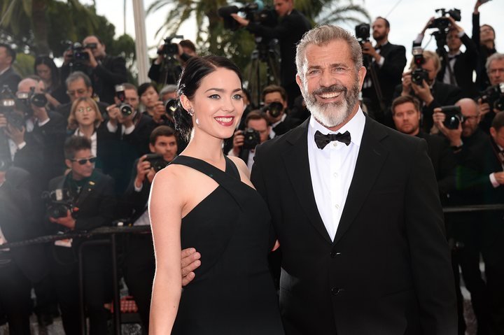 Κάννες: Ο Μελ Γκίμπσον με γυναίκα-τρόπαιο 25 ετών στο Φεστιβάλ [εικόνες] | iefimerida.gr 1