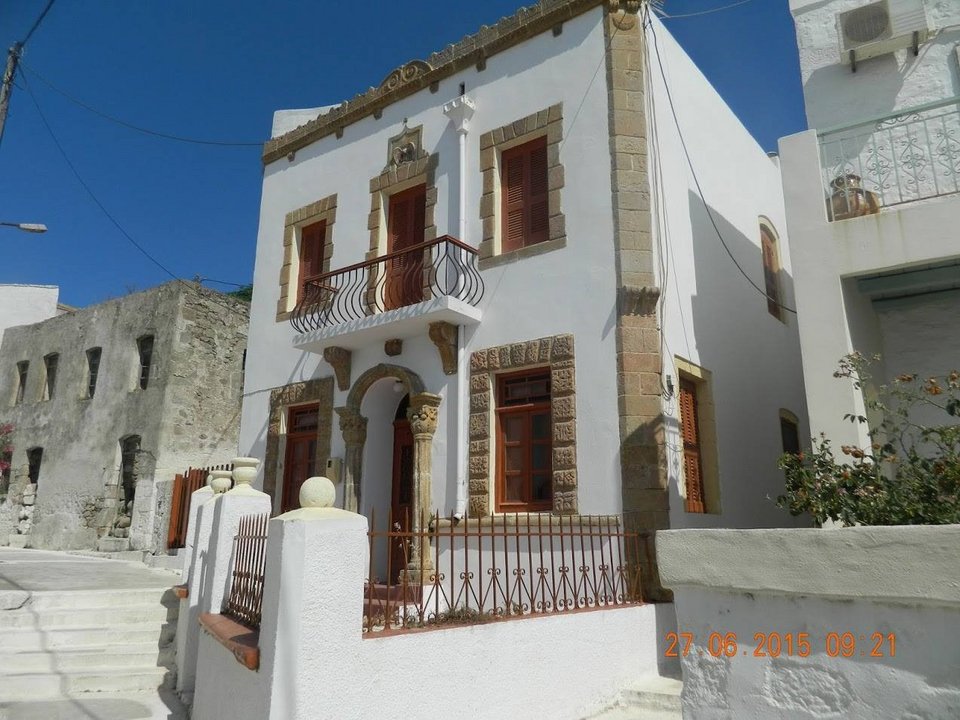 Ταξίδι μέλιτος στη Νίσυρο για Σακελλαρίδη και Ράνια Τζίμα -Στο υπέροχο πατρικό, αρχοντικό του Γαβριήλ [εικόνες] | iefimerida.gr 0