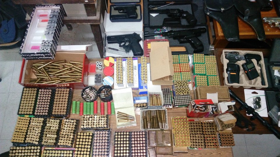 Οπλοστάσιο σε σπίτι 55χρονου στις Σέρρες -Χειροβομβίδες, πυροβόλα και αεροβόλα όπλα [εικόνες]  | iefimerida.gr 0