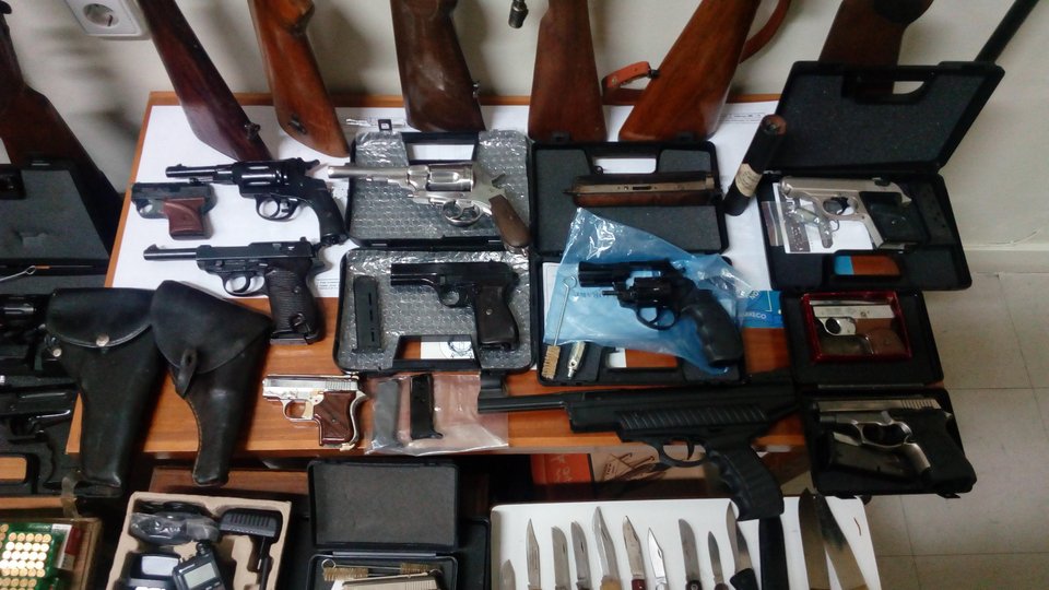 Οπλοστάσιο σε σπίτι 55χρονου στις Σέρρες -Χειροβομβίδες, πυροβόλα και αεροβόλα όπλα [εικόνες]  | iefimerida.gr 1