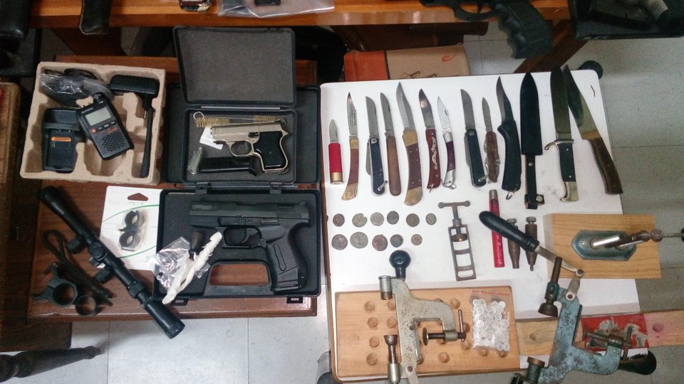 Οπλοστάσιο σε σπίτι 55χρονου στις Σέρρες -Χειροβομβίδες, πυροβόλα και αεροβόλα όπλα [εικόνες]  | iefimerida.gr 2