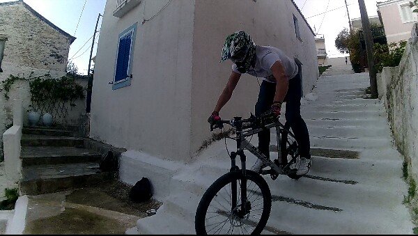 Τι είναι το «Downhill», η νέα τρέλα που κάνουν με μανία οι νέοι στον Πόρο [βίντεο]  | iefimerida.gr 0