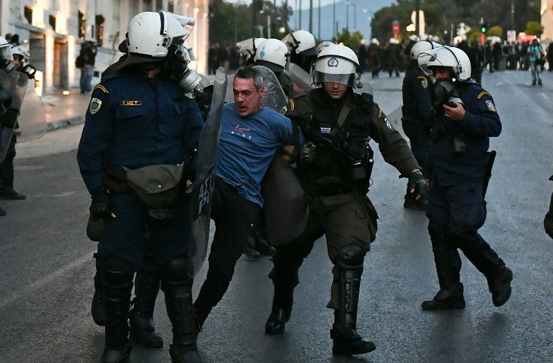 Κουκουλοφόροι και ΜΑΤ διέλυσαν τη συγκέντρωση -Βροχή οι μολότοφ και οι κρότου λάμψης [εικόνες] | iefimerida.gr 0