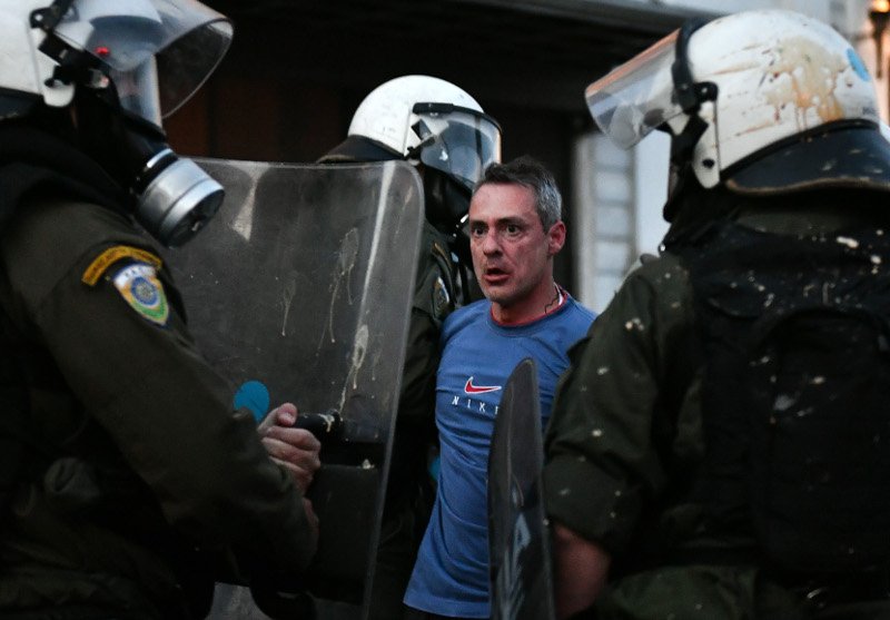 Κουκουλοφόροι και ΜΑΤ διέλυσαν τη συγκέντρωση -Βροχή οι μολότοφ και οι κρότου λάμψης [εικόνες] | iefimerida.gr 1