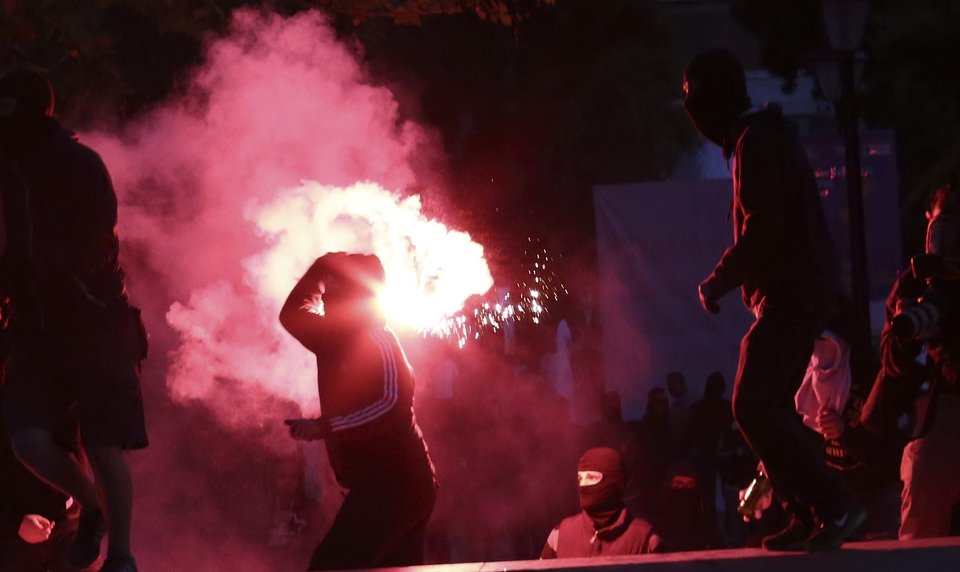 Κουκουλοφόροι και ΜΑΤ διέλυσαν τη συγκέντρωση -Βροχή οι μολότοφ και οι κρότου λάμψης [εικόνες] | iefimerida.gr 2