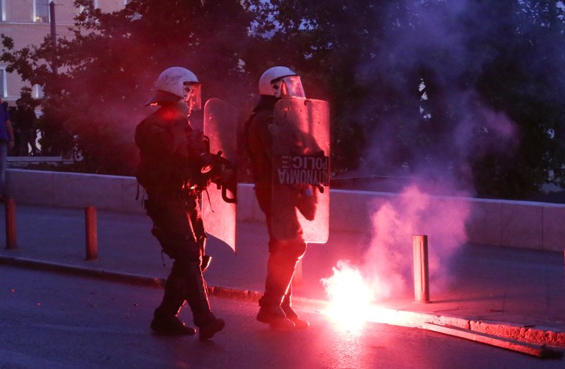 Κουκουλοφόροι και ΜΑΤ διέλυσαν τη συγκέντρωση -Βροχή οι μολότοφ και οι κρότου λάμψης [εικόνες] | iefimerida.gr 3