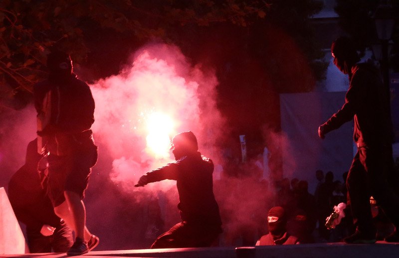 Κουκουλοφόροι και ΜΑΤ διέλυσαν τη συγκέντρωση -Βροχή οι μολότοφ και οι κρότου λάμψης [εικόνες] | iefimerida.gr 4