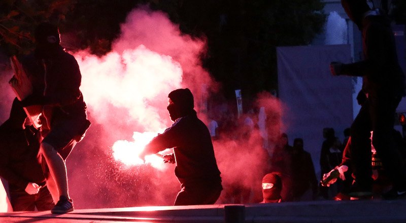 Κουκουλοφόροι και ΜΑΤ διέλυσαν τη συγκέντρωση -Βροχή οι μολότοφ και οι κρότου λάμψης [εικόνες] | iefimerida.gr 5