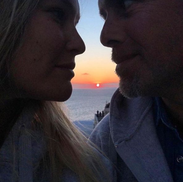 Η «θεά» Μπαρ Ραφαέλι κάνει μπάνια στη Σαντορίνη! [εικόνες] | iefimerida.gr 0