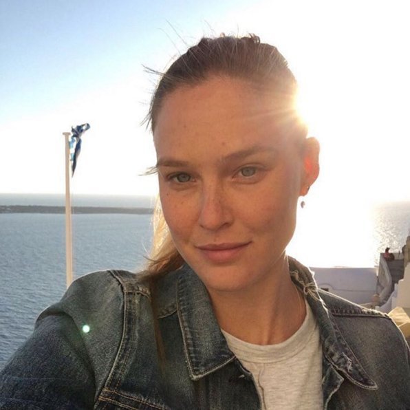 Η «θεά» Μπαρ Ραφαέλι κάνει μπάνια στη Σαντορίνη! [εικόνες] | iefimerida.gr 2