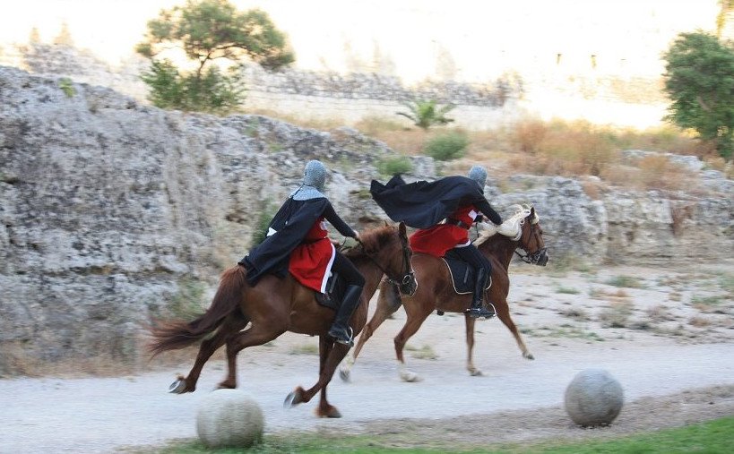 Ιππότες και Μάγισσες στην Ρόδο: Ανοιξε τις πύλες του το 10 Μεσαιωνικό Φεστιβάλ [εικόνες] | iefimerida.gr 7