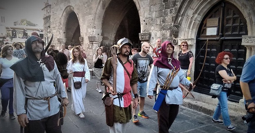 Ιππότες και Μάγισσες στην Ρόδο: Ανοιξε τις πύλες του το 10 Μεσαιωνικό Φεστιβάλ [εικόνες] | iefimerida.gr 5