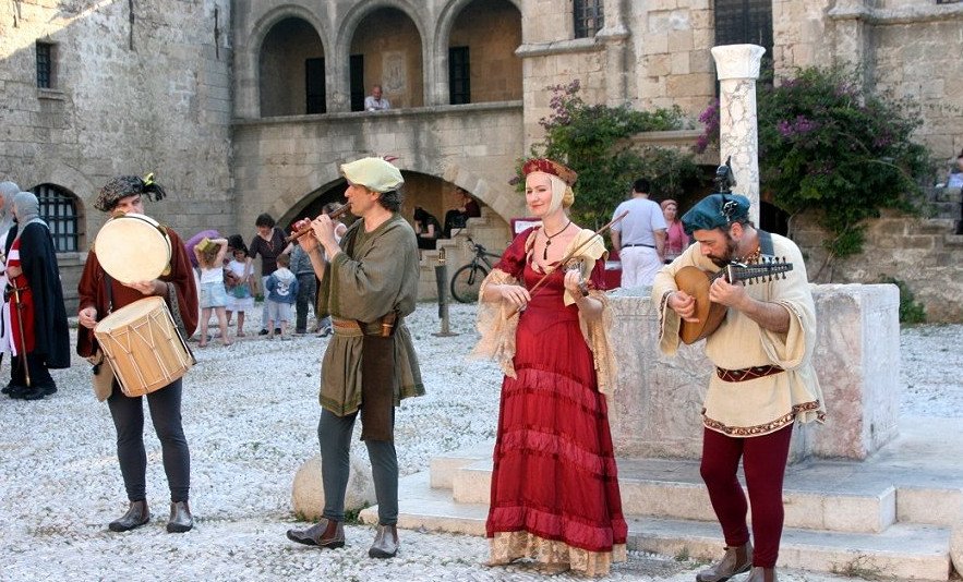 Ιππότες και Μάγισσες στην Ρόδο: Ανοιξε τις πύλες του το 10 Μεσαιωνικό Φεστιβάλ [εικόνες] | iefimerida.gr 1