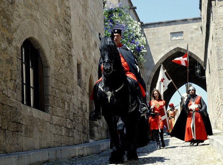 Ιππότες και Μάγισσες στην Ρόδο: Ανοιξε τις πύλες του το 10 Μεσαιωνικό Φεστιβάλ [εικόνες] | iefimerida.gr 0