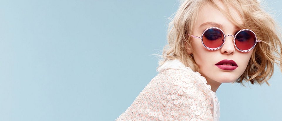 Η κόρη του Τζόνι Ντεπ και της Βανέσα Παραντί το νέο πρόσωπο της Chanel [εικόνες]  | iefimerida.gr 3