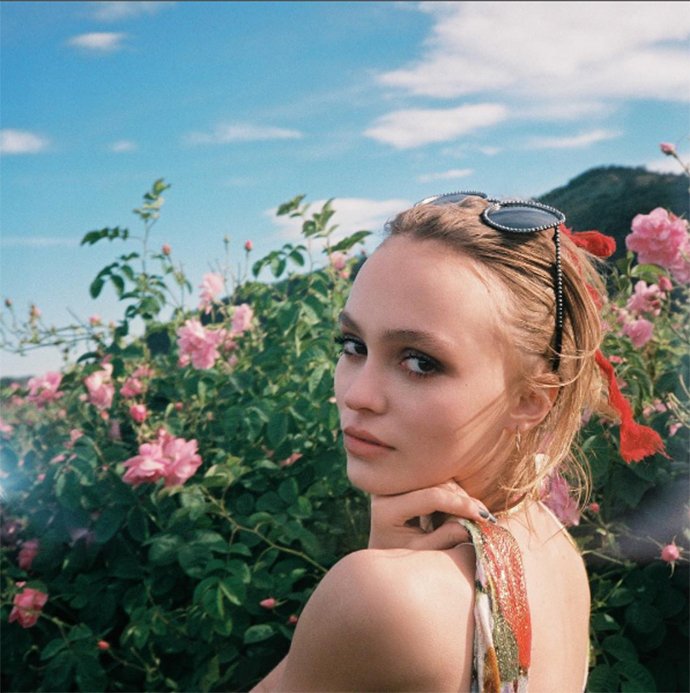 Η κόρη του Τζόνι Ντεπ και της Βανέσα Παραντί το νέο πρόσωπο της Chanel [εικόνες]  | iefimerida.gr 2