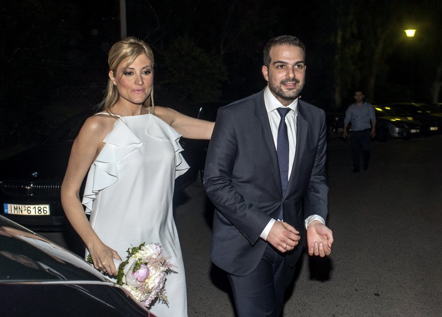 Με εξώπλατο νυφικό η Ράνια Τζίμα στο γάμο της -Φόρεσε  γραβάτα ο γαμπρός [εικόνες&βίντεο]  | iefimerida.gr 0