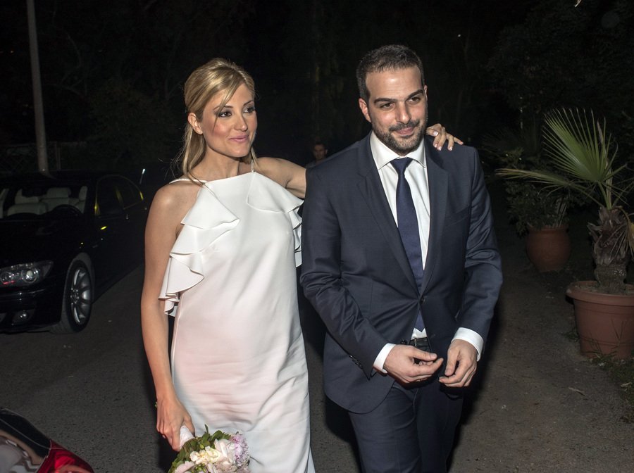 Με εξώπλατο νυφικό η Ράνια Τζίμα στο γάμο της -Φόρεσε  γραβάτα ο γαμπρός [εικόνες&βίντεο]  | iefimerida.gr 1