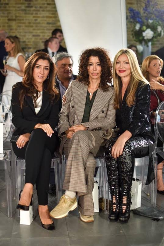 Ενα «αγγελάκι» πρωταγωνίστρια στο σόου της Σήλιας Κριθαριώτη στο Λονδίνο [εικόνες] | iefimerida.gr 7