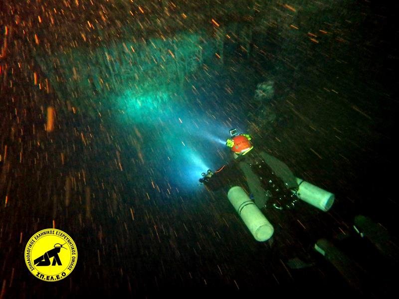 Μαγεία: Κολυμπώντας στα υπόγεια σπήλαια της Αρκαδίας [βίντεο] | iefimerida.gr 0