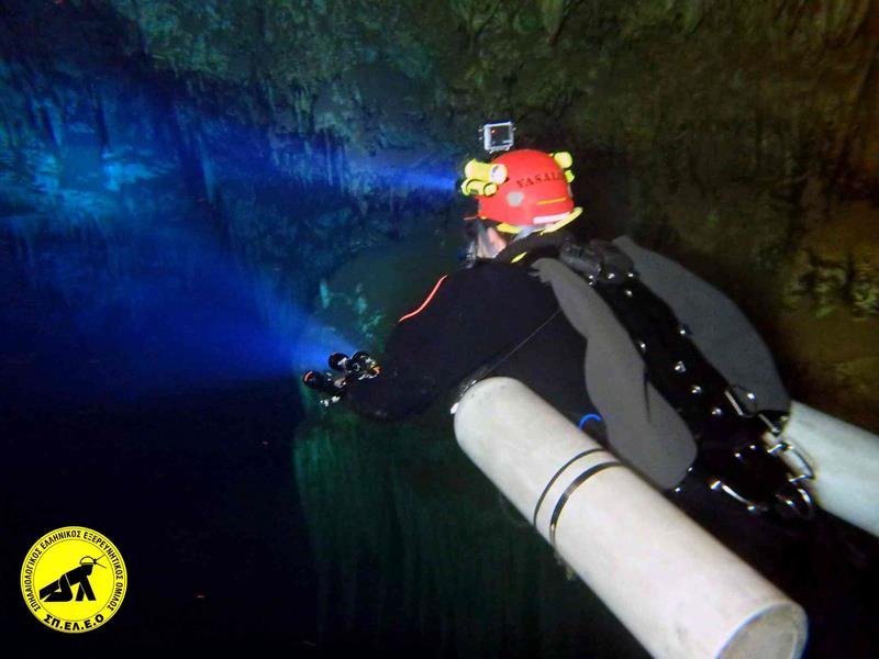 Μαγεία: Κολυμπώντας στα υπόγεια σπήλαια της Αρκαδίας [βίντεο] | iefimerida.gr 1