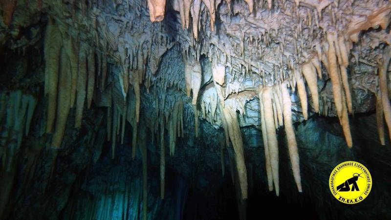 Μαγεία: Κολυμπώντας στα υπόγεια σπήλαια της Αρκαδίας [βίντεο] | iefimerida.gr 2