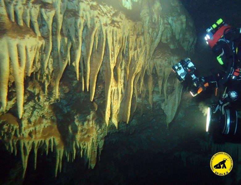 Μαγεία: Κολυμπώντας στα υπόγεια σπήλαια της Αρκαδίας [βίντεο] | iefimerida.gr 5