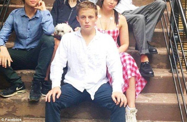 Η 42χρονη Κέιτ Μος βγαίνει με 18χρονo -Γιο οικογενειακού της φίλου [εικόνες] | iefimerida.gr 0