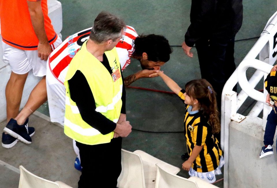 Η φωτογραφία του τελικού που έλιωσε τους πάντες: Ο Τσόρι φιλά το χέρι της μικρούλας κόρης του Μπουονανότε [εικόνες] | iefimerida.gr 0