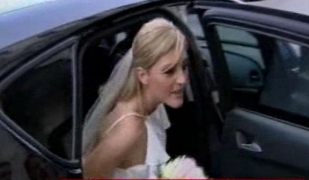 Με εξώπλατο νυφικό η Ράνια Τζίμα στο γάμο της -Φόρεσε  γραβάτα ο γαμπρός [εικόνες&βίντεο]  | iefimerida.gr 2