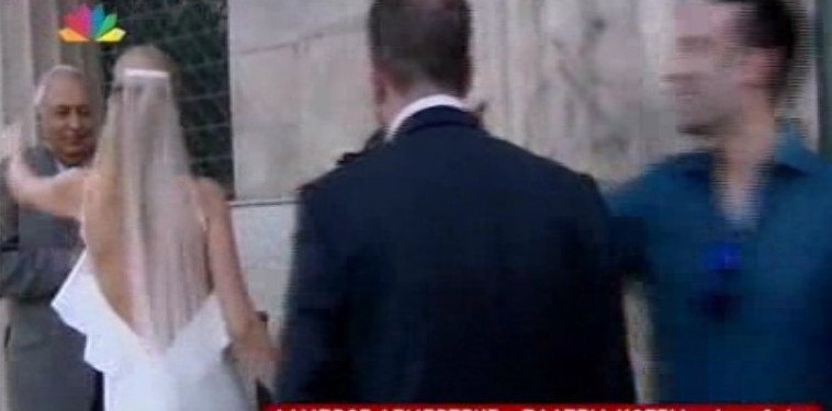 Με εξώπλατο νυφικό η Ράνια Τζίμα στο γάμο της -Φόρεσε  γραβάτα ο γαμπρός [εικόνες&βίντεο]  | iefimerida.gr 4