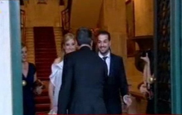 Με εξώπλατο νυφικό η Ράνια Τζίμα στο γάμο της -Φόρεσε  γραβάτα ο γαμπρός [εικόνες&βίντεο]  | iefimerida.gr 5