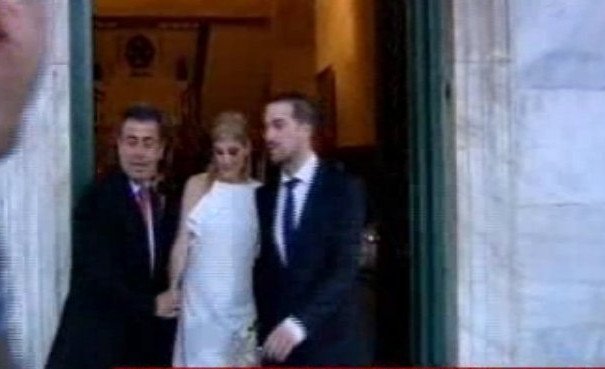 Με εξώπλατο νυφικό η Ράνια Τζίμα στο γάμο της -Φόρεσε  γραβάτα ο γαμπρός [εικόνες&βίντεο]  | iefimerida.gr 3