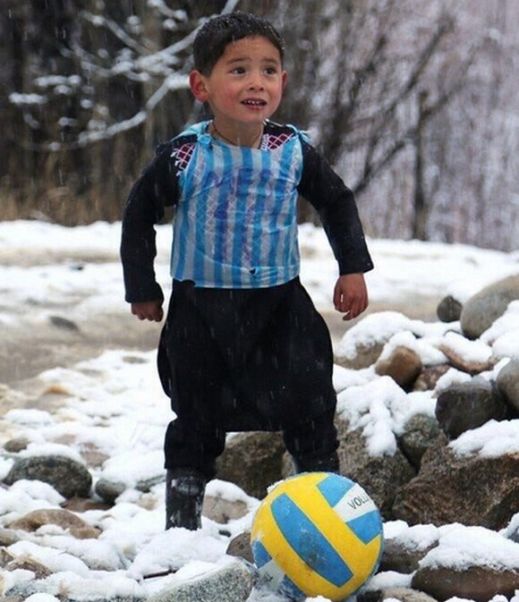 Στόχος απαγωγέων ο 5χρονος με τη «φανέλα-σακούλα» του Λιονέλ Μέσι [εικόνες] | iefimerida.gr 0