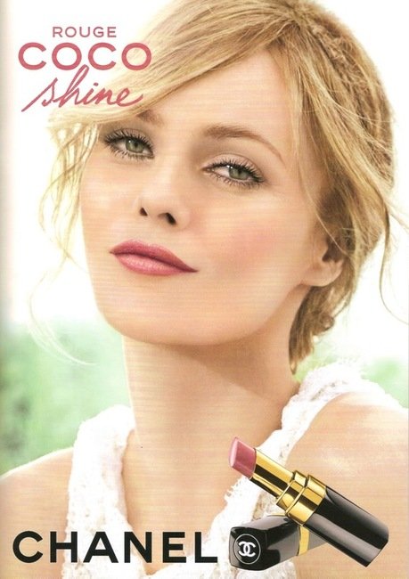 Η κόρη του Τζόνι Ντεπ και της Βανέσα Παραντί το νέο πρόσωπο της Chanel [εικόνες]  | iefimerida.gr 1