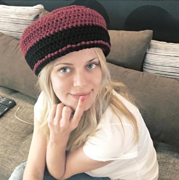 Η Ζέτα Μακρυπούλια ξεκίνησε το πλέξιμο -Εφτιαξε καπέλο [εικόνα] | iefimerida.gr 0