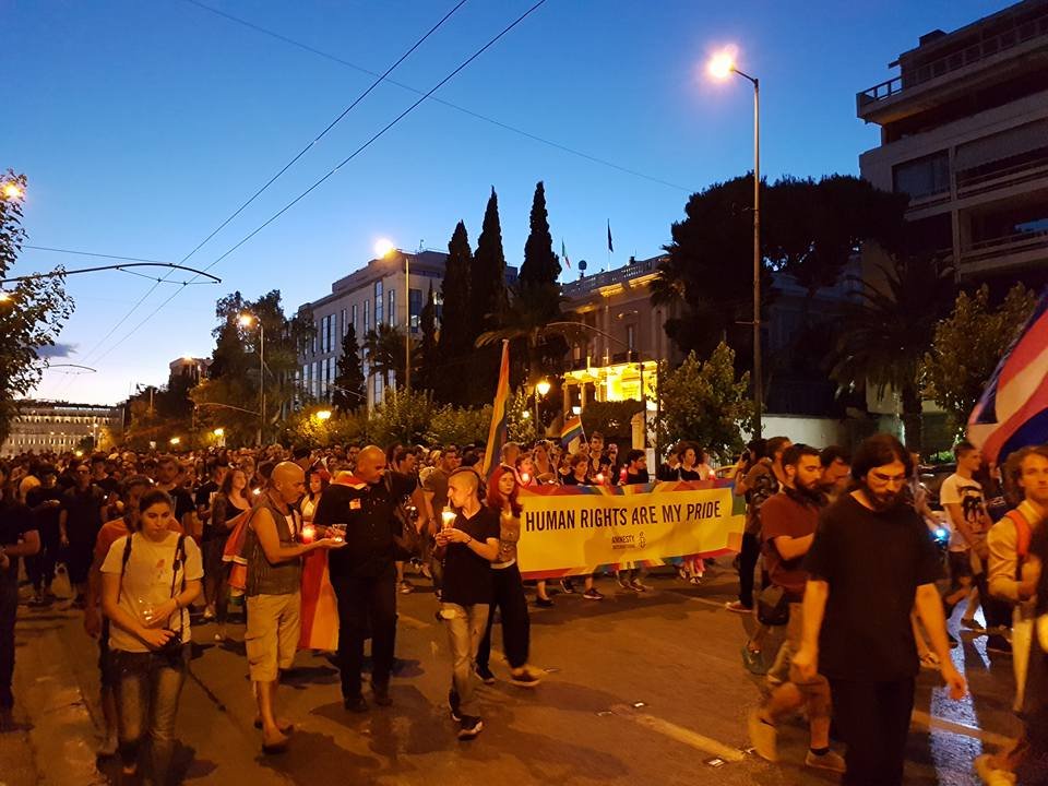 Πλήθος κόσμου στην πορεία συμπαράστασης στα θύματα του Ορλάντο [εικόνες] | iefimerida.gr 3