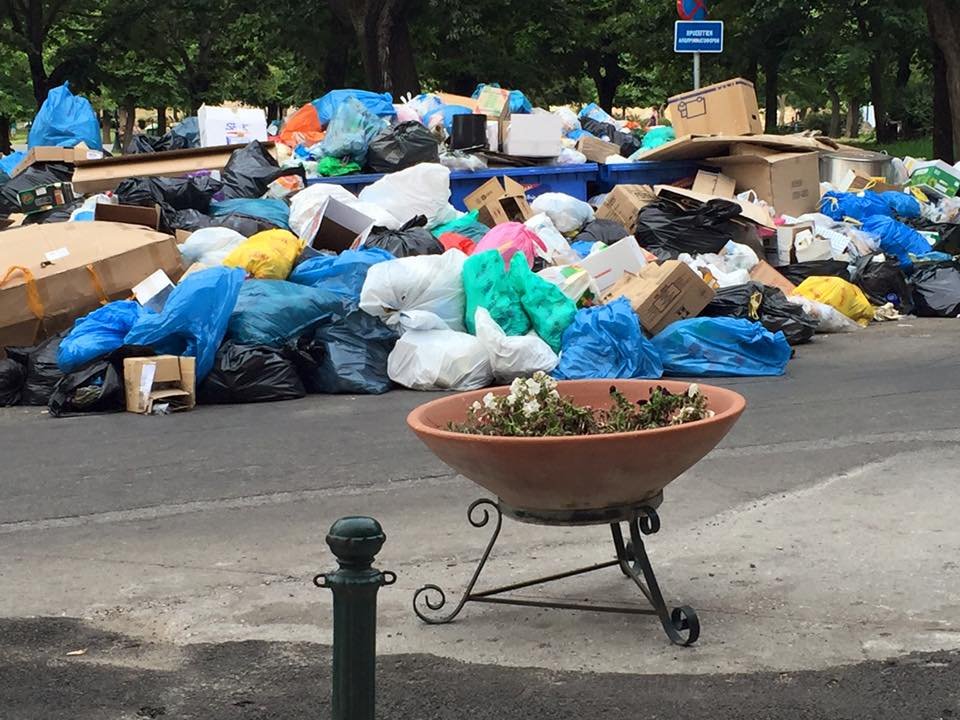 Kέρκυρα: Εκλεισε μαγαζί λόγω των σκουπιδιών -Στον αέρα η τουριστική σεζόν [εικόνες] | iefimerida.gr 0
