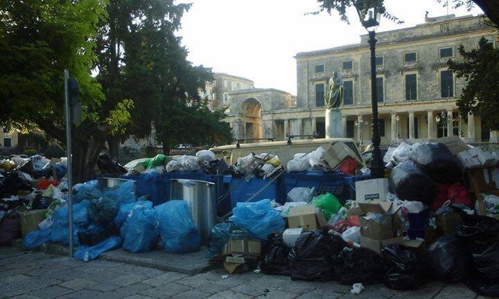 Kέρκυρα: Εκλεισε μαγαζί λόγω των σκουπιδιών -Στον αέρα η τουριστική σεζόν [εικόνες] | iefimerida.gr 2