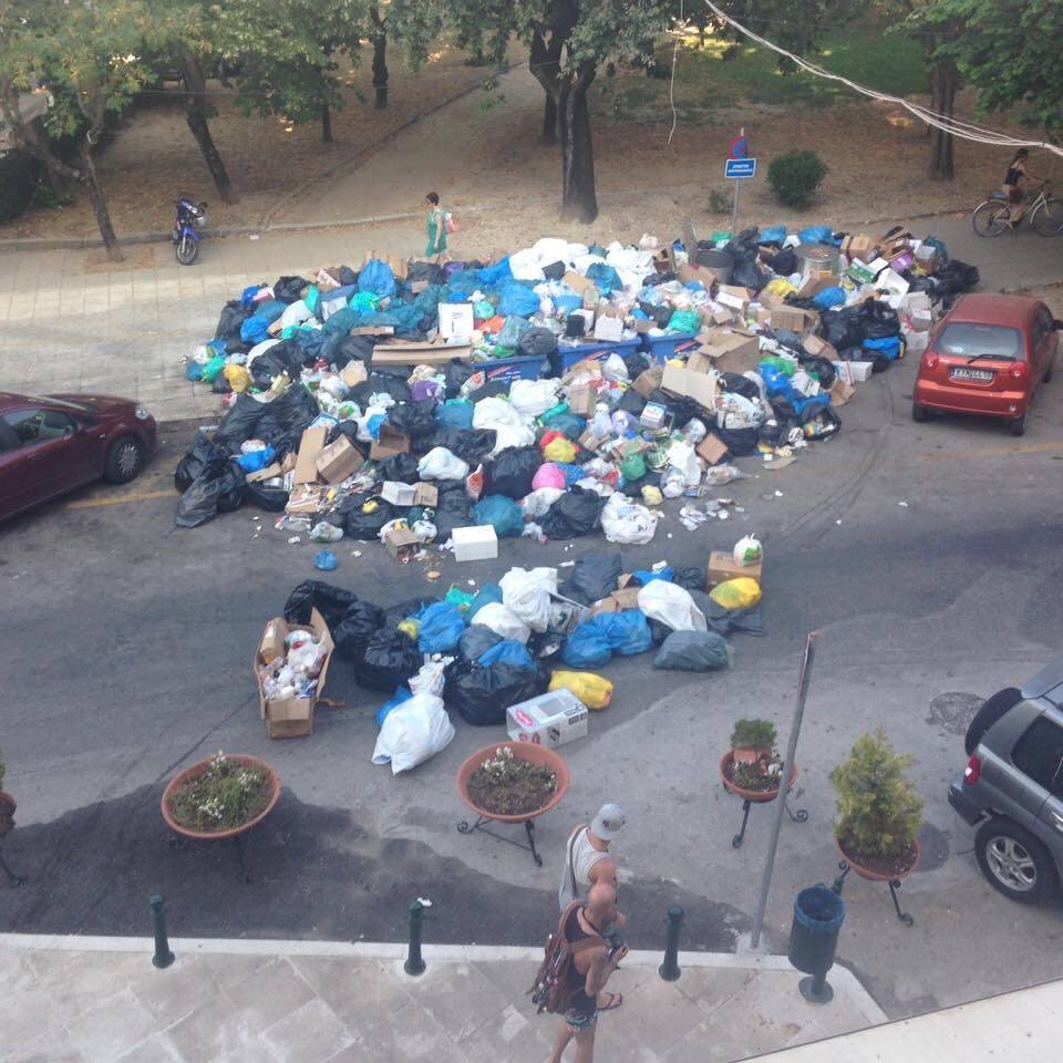 Kέρκυρα: Εκλεισε μαγαζί λόγω των σκουπιδιών -Στον αέρα η τουριστική σεζόν [εικόνες] | iefimerida.gr 1