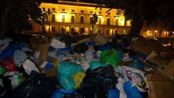 Kέρκυρα: Εκλεισε μαγαζί λόγω των σκουπιδιών -Στον αέρα η τουριστική σεζόν [εικόνες] | iefimerida.gr 4