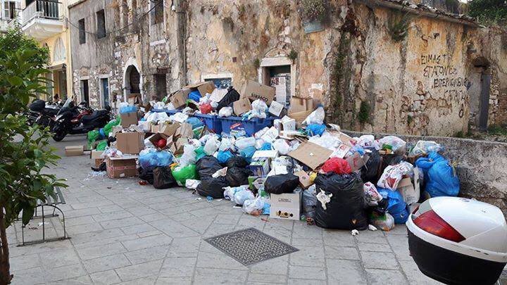 Kέρκυρα: Εκλεισε μαγαζί λόγω των σκουπιδιών -Στον αέρα η τουριστική σεζόν [εικόνες] | iefimerida.gr 3