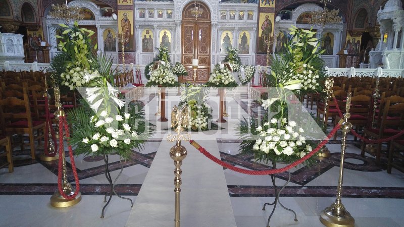 Ελάχιστοι συγγενείς και φίλοι στην κηδεία του Μαυρίκου [εικόνες] | iefimerida.gr 5