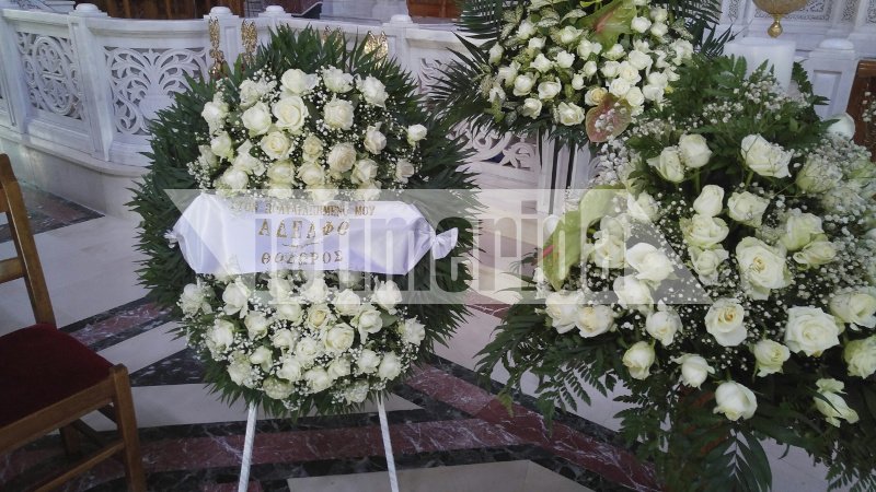 Ελάχιστοι συγγενείς και φίλοι στην κηδεία του Μαυρίκου [εικόνες] | iefimerida.gr 8