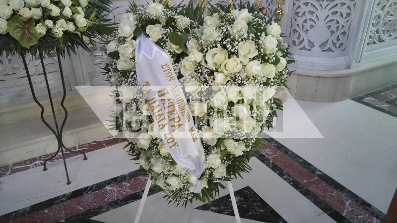 Ελάχιστοι συγγενείς και φίλοι στην κηδεία του Μαυρίκου [εικόνες] | iefimerida.gr 9