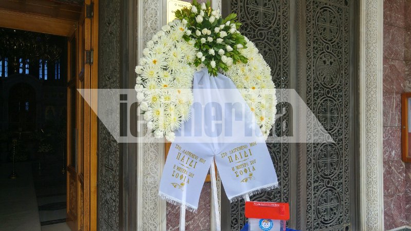 Ελάχιστοι συγγενείς και φίλοι στην κηδεία του Μαυρίκου [εικόνες] | iefimerida.gr 6