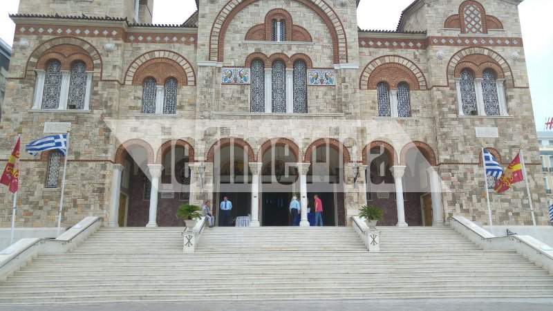 Ελάχιστοι συγγενείς και φίλοι στην κηδεία του Μαυρίκου [εικόνες] | iefimerida.gr 11