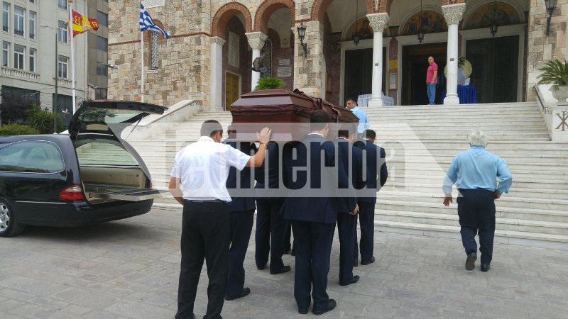 Ελάχιστοι συγγενείς και φίλοι στην κηδεία του Μαυρίκου [εικόνες] | iefimerida.gr 3