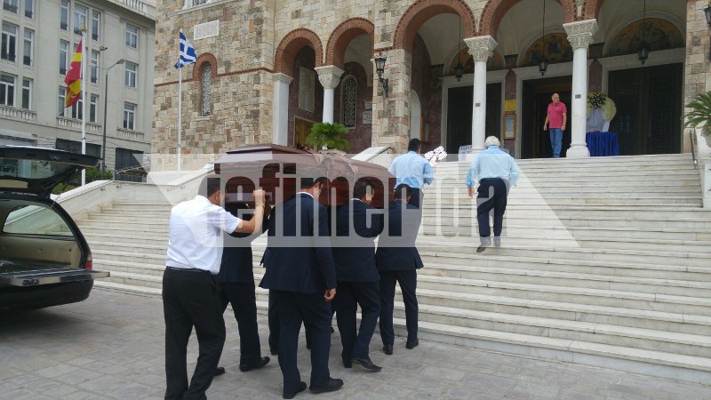 Ελάχιστοι συγγενείς και φίλοι στην κηδεία του Μαυρίκου [εικόνες] | iefimerida.gr 2